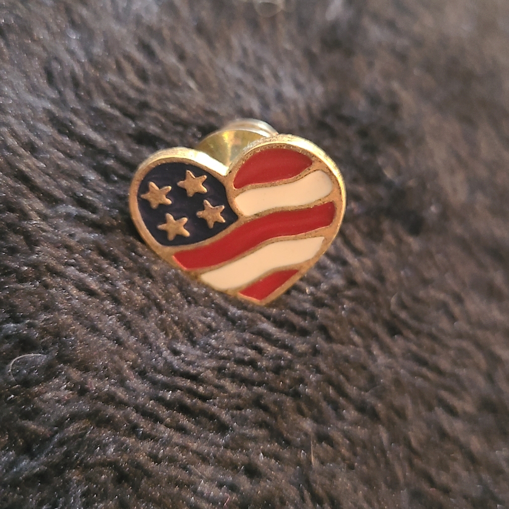 Avon American Flag Heart Shaped Pin 90 7$